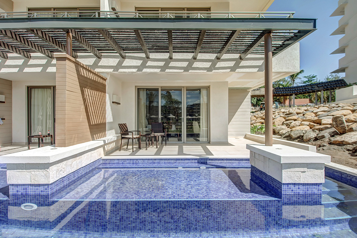 rsl_hideaway_luxury_junior_suite_swim_out-6-62571277ebefa